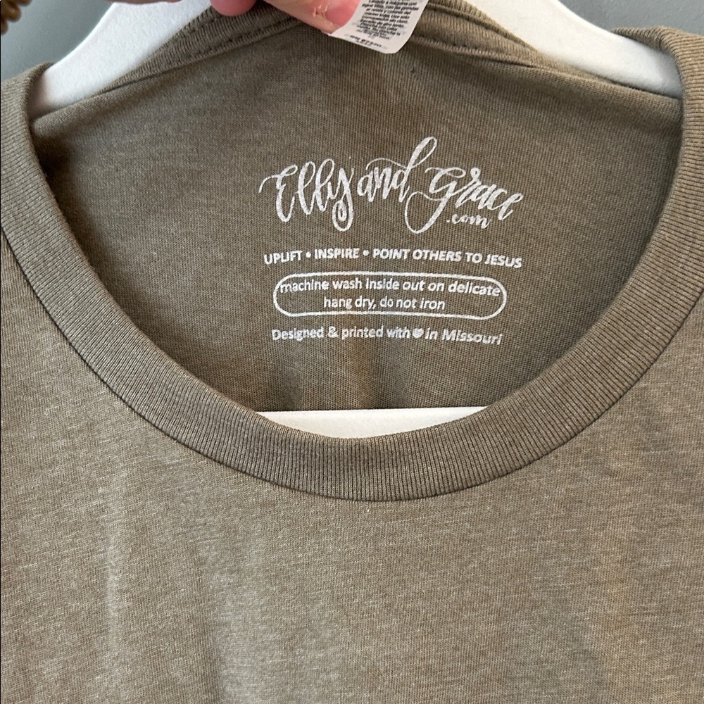 Elly and Grace Olive Inspirational Graphic Tee size medium - Picture 3 of 4